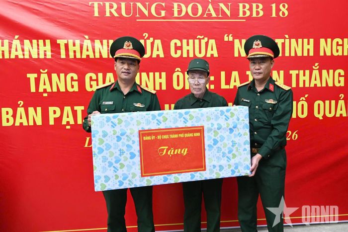Bộ CHQS thành phố Quảng Ninh tặng quà gia đình ông La Tiến Thắng nhân dịp khánh thành nhà sau sửa chữa.