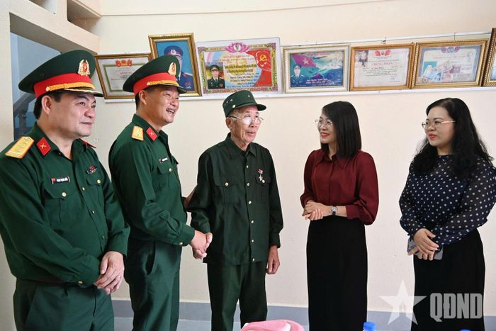 Các đại biểu tham quan ngôi nhà sau sửa chữa.