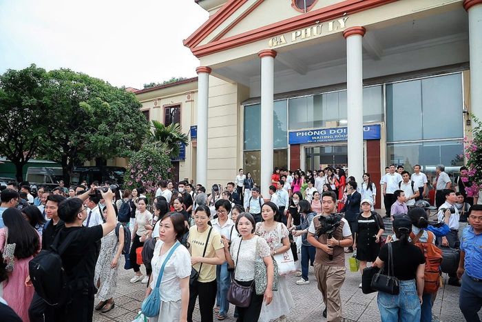 Hành khách đi tàu tại ga Phủ Lý. Ảnh: VNR