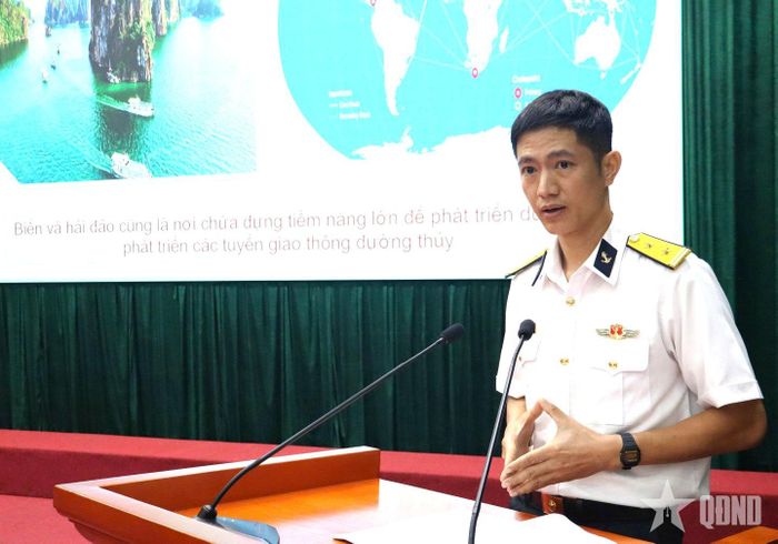  Báo cáo viên của Vùng 3 Hải quân trình bày nội dung chuyên đề. 