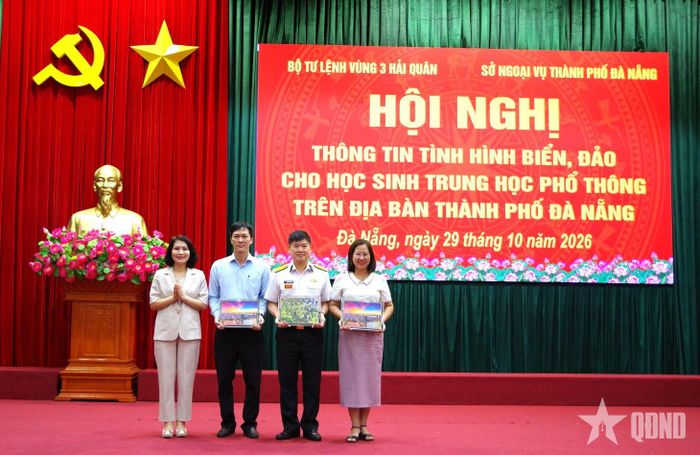  Lãnh đạo Sở Ngoại vụ TP Đà Nẵng tặng quà lưu niệm Bộ tư lệnh Vùng 3 Hải quân, Sở Giáo dục và Đào tạo TP Đà Nẵng và Trường THPT Nguyễn Văn Thoại. 