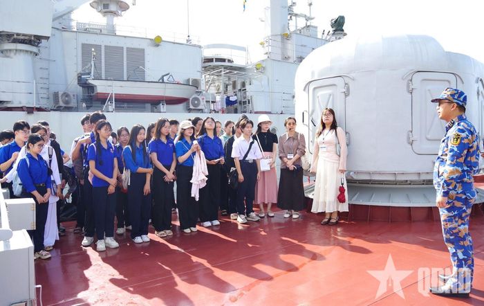  Cán bộ, giáo viên và học sinh tham quan tàu của Lữ đoàn 172, Vùng 3 Hải quân. 