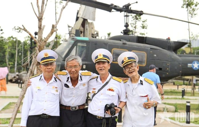 Cựu chiến binh Đinh Văn Xuân (thứ hai, từ phải sang) vui mừng khi gặp lại những người đồng đội cũ.