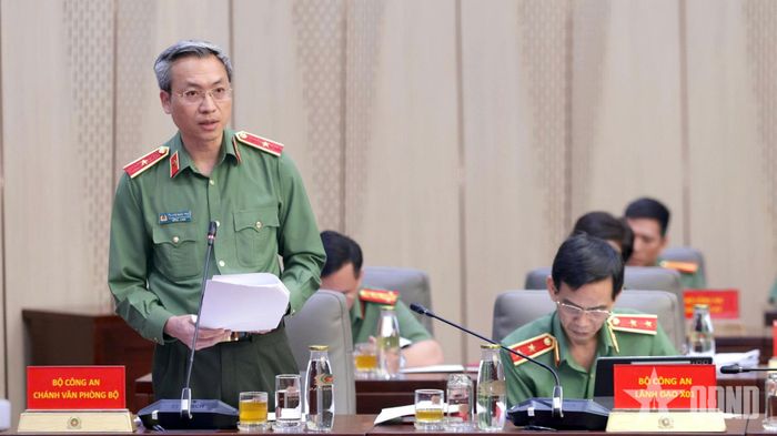 Thiếu tướng Nguyễn Quốc Toản, Chánh Văn phòng Bộ Công an phát biểu tại hội nghị.
