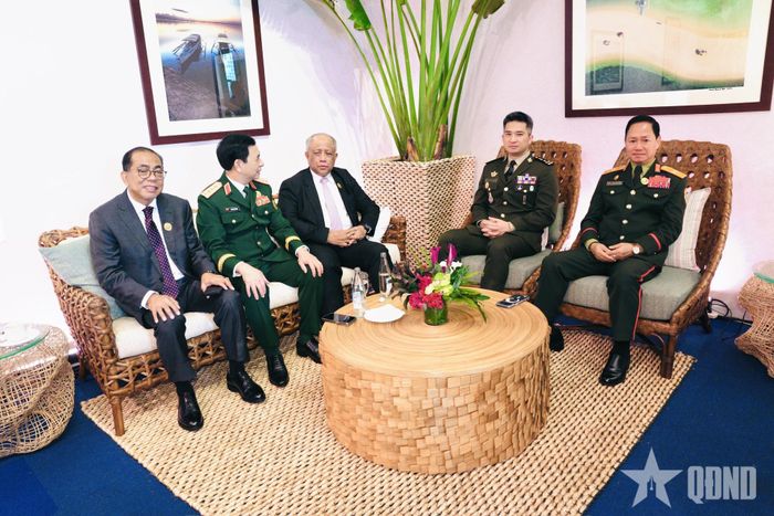 Đại tướng Phan Văn Giang gặp bên lề lãnh đạo Bộ Quốc phòng các nước.