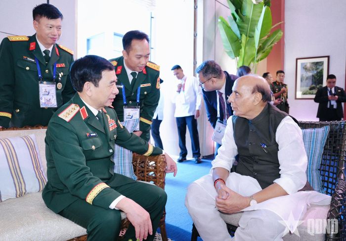 Đại tướng Phan Văn Giang tiếp xúc bên lề với Bộ trưởng Bộ Quốc phòng Ấn Độ Rajnath Singh.