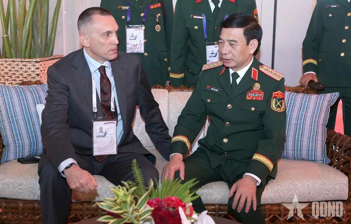 Đại tướng Phan Văn Giang tiếp xúc bên lề với Thứ trưởng Bộ Quốc phòng Nga Aleksei Yuryevich Krivoruchko.