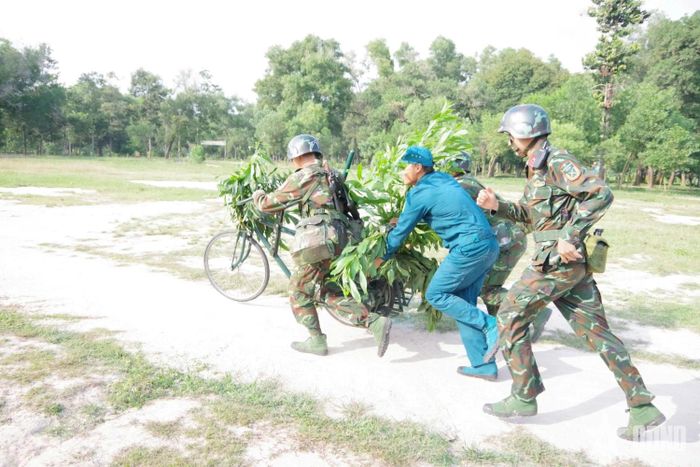  Trung đoàn 5 (Sư đoàn 5, Quân khu 7) phối hợp với Dân quân cơ động tỉnh Tây Ninh tổ chức vận chuyển đạn trong chiến đấu.  