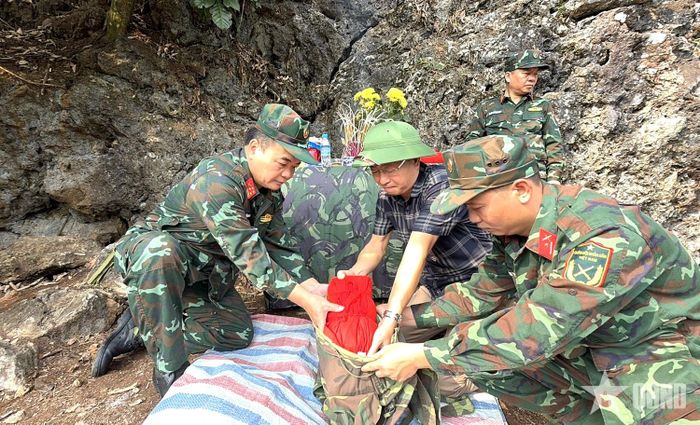 Đại tá Nguyễn Minh Khôi, Phó chính ủy Bộ CHQS tỉnh Tuyên Quang cùng lãnh đạo xã Thanh Thủy trực tiếp tham gia công tác quy tập hài cốt liệt sĩ tại Bình độ 300. 