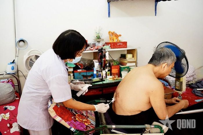  Thay băng, chăm sóc vết thương cho thương binh là một trong những công việc hằng ngày của y tá Nguyễn Thị Lan. 
