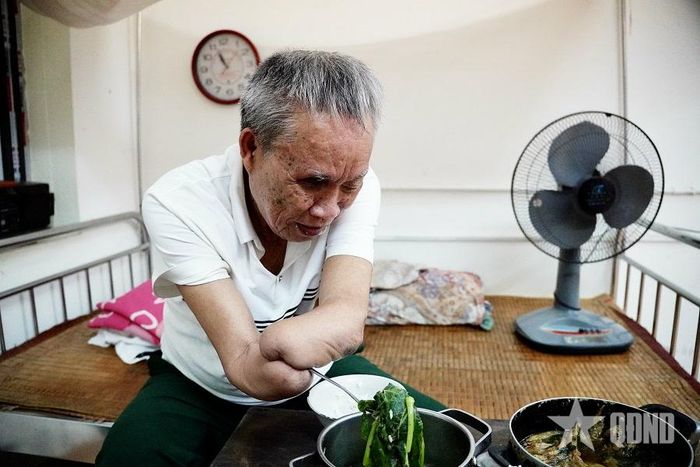  Dù mất cả hai tay, ông Đỗ Đăng Khuây vẫn tự thực hiện nhiều công việc sinh hoạt hằng ngày. 