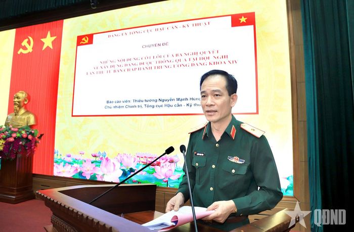 Thiếu tướng Nguyễn Mạnh Hùng, Chủ nhiệm Chính trị Tổng cục Hậu cần - Kỹ thuật giới thiệu những nội dung trọng tâm của 3 nghị quyết về xây dựng Đảng được thông qua tại Hội nghị lần thứ tư, Ban Chấp hành Trung ương Đảng khóa XIV.