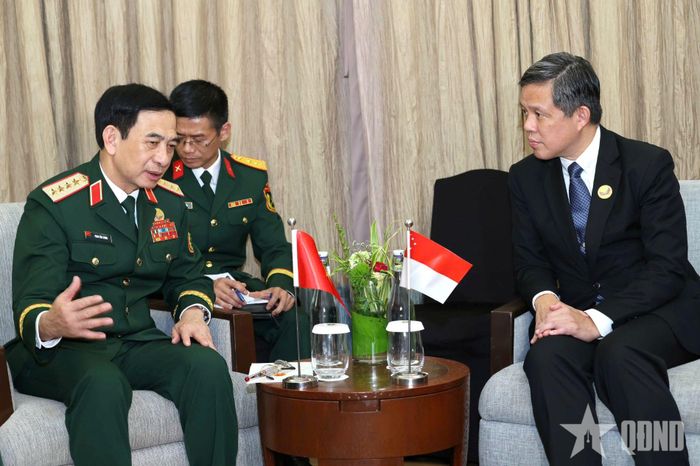 Đại tướng Phan Văn Giang gặp song phương Bộ trưởng Quốc phòng Singapore Chan Chun Sing. 