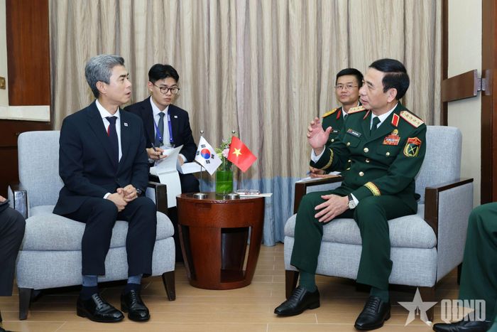 Đại tướng Phan Văn Giang gặp song phương Bộ trưởng Quốc phòng Hàn Quốc Kang Shin-chul.