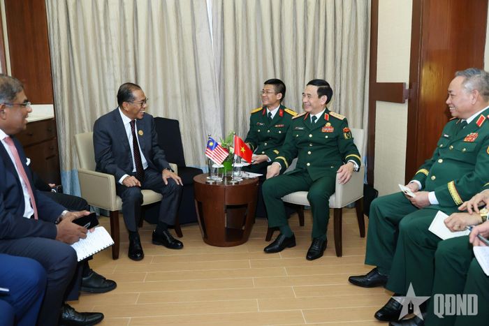  Đại tướng Phan Văn Giang gặp song phương Bộ trưởng Quốc phòng Malaysia Dato' Seri Mohamed Khaled bin Nordin.  