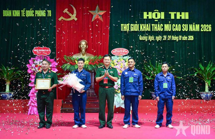 Đại tá Nguyễn Trường Vinh, Đoàn trưởng Đoàn Kinh tế - Quốc phòng 78 trao giải Nhất tặng Đội 3.