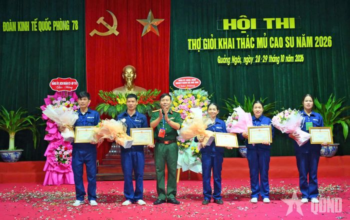 Đại tá Nguyễn Văn Mười, Bí thư Đảng ủy, Phó đoàn trưởng Đoàn Kinh tế - Quốc phòng 78 trao giải Nhì và giải Ba tặng các cá nhân.