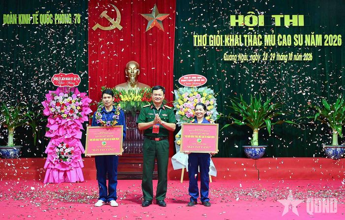  Đại tá Nguyễn Trường Vinh, Đoàn trưởng Đoàn Kinh tế - Quốc phòng 78 trao danh hiệu "Bàn tay vàng" cho hai tuyển thủ.