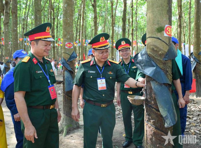  Đại tá Nguyễn Hồng Lam, Phó tư lệnh Binh đoàn 15; lãnh đạo Đoàn Kinh tế - Quốc phòng 78 kiểm tra phần thi thực hành.
