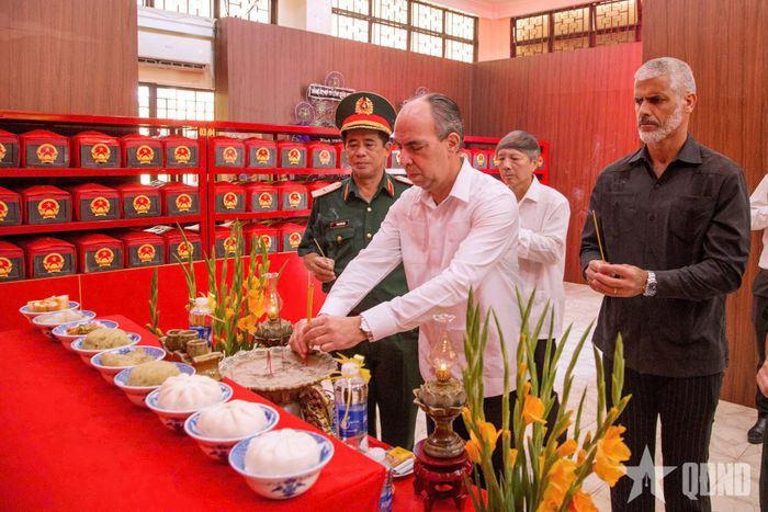 Đoàn đại biểu thắp hương tại nhà quàn HCLS. Ảnh: MINH PHƯƠNG