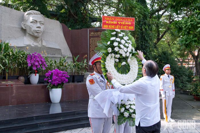 Đồng chí Rogelio Polanco Fuentes dâng hoa tại Tượng đài Tổng Bí thư Trần Phú. Ảnh: MINH PHƯƠNG