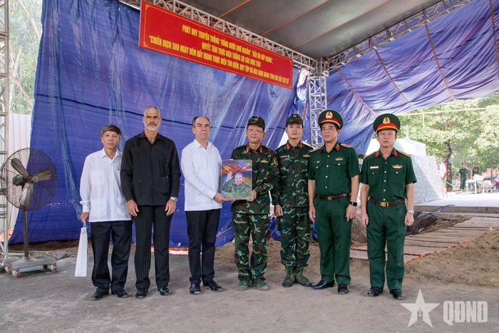 Đồng chí Rogelio Polanco Fuentes trao bức chân dung lãnh tụ Cuba Fidel Castro tặng Đội K74, Bộ tư lệnh TP Hồ Chí Minh. Ảnh: MINH PHƯƠNG