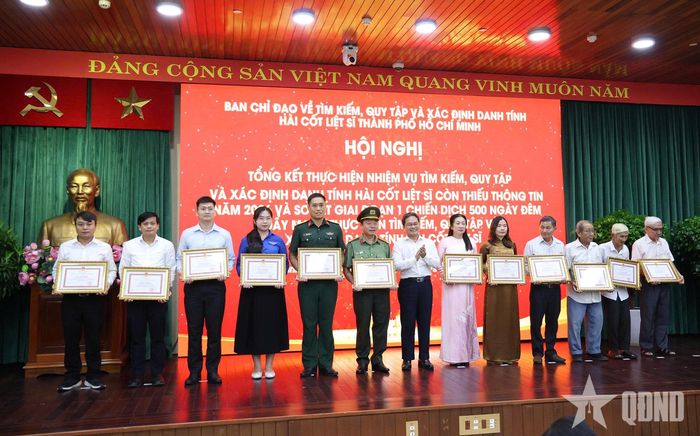 Trao Bằng khen của UBND TP Hồ Chí Minh tặng các cá nhân có thành tích xuất sắc trong thực hiện nhiệm vụ tìm kiếm, quy tập và xác định danh tính HCLS. 