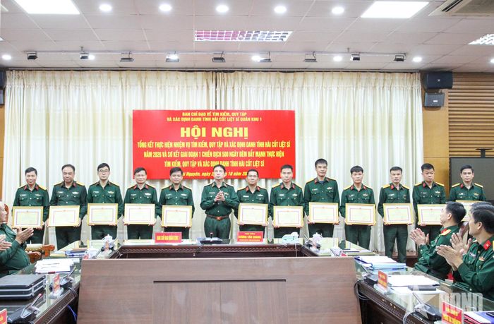Lãnh đạo Quân khu 1 trao bằng khen tặng các tập thể và cá nhân tại hội nghị.