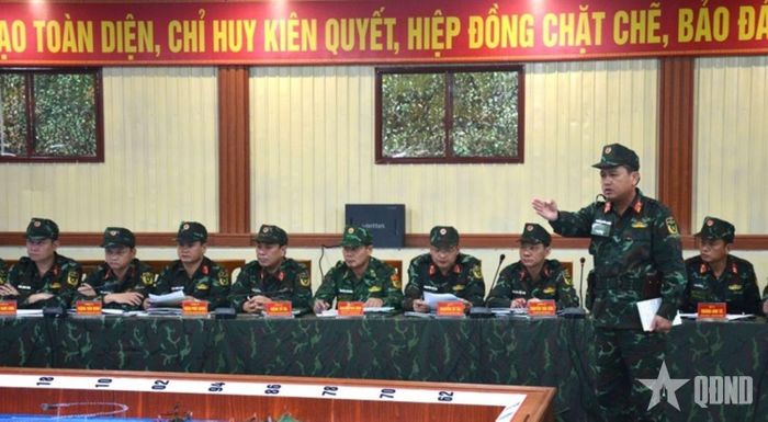 Đại tá Hoàng Xuân Đông, Chỉ huy trưởng Bộ CHQS tỉnh báo cáo quyết tâm tác chiến phòng thủ. 