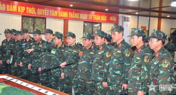 Trung tướng Nguyễn Bá Lực và đoàn công tác kiểm tra sa bàn tập bài. 