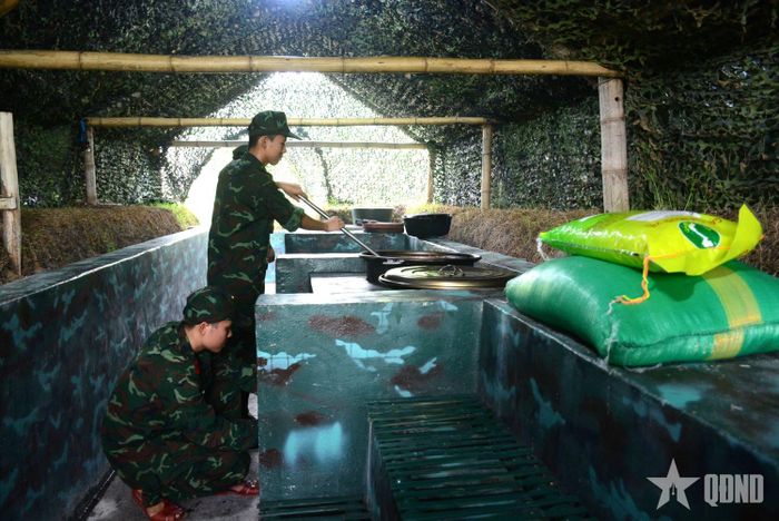 Bếp Hoàng Cầm được sử dụng trong khu sơ tán bảo đảm bí mật. 