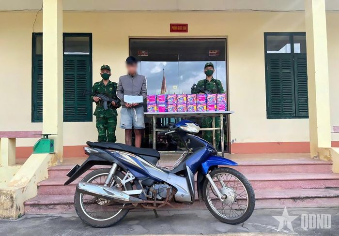 Đối tượng Lê Anh Dũng (đứng giữa) và tang vật tại Đồn Biên phòng Thanh Hòa.