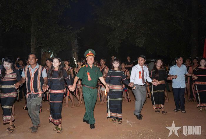 Lãnh đạo Binh đoàn 15 và xã Ia Tôr hòa cùng đồng bào trong điệu xoang Tây Nguyên.