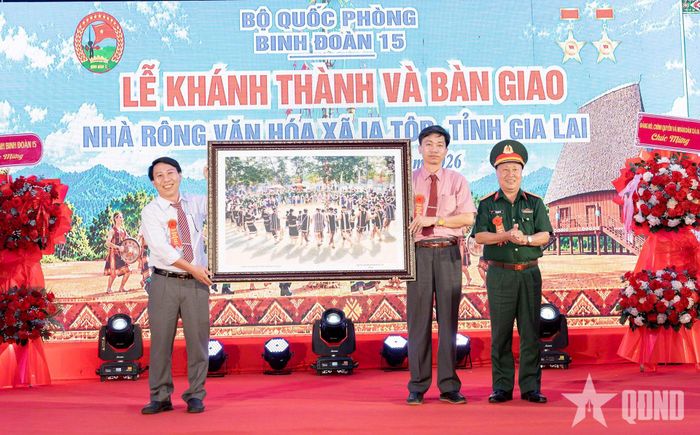 Đại tá Trần Ngọc Hải, Phó tư lệnh, Tham mưu trưởng Binh đoàn 15 trao quà lưu niệm tặng chính quyền và nhân dân xã Ia Tôr.