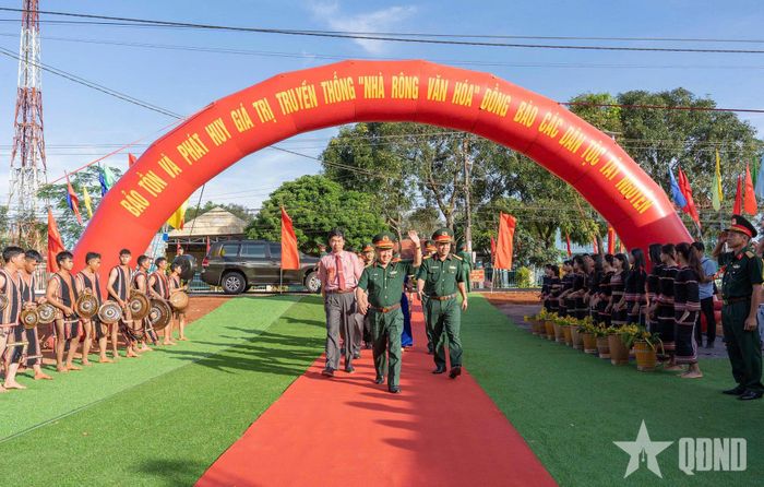 Đồng bào các dân tộc xã Ia Tôr đón các đại biểu về dự Lễ khánh thành, bàn giao Nhà rông văn hóa.