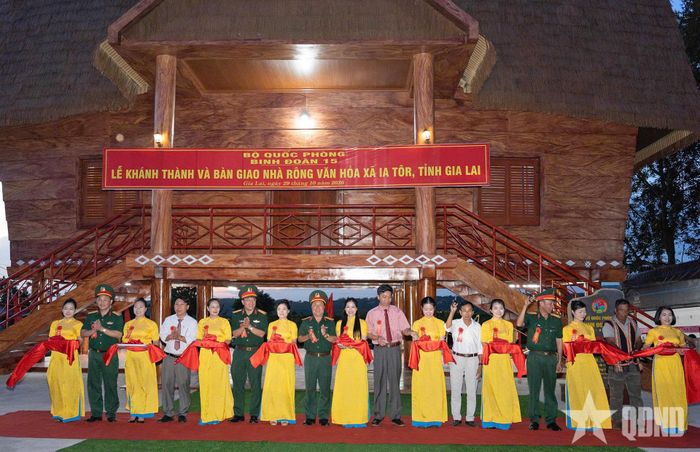 Các đại biểu cắt băng khánh thành Nhà rông văn hóa xã Ia Tôr.
