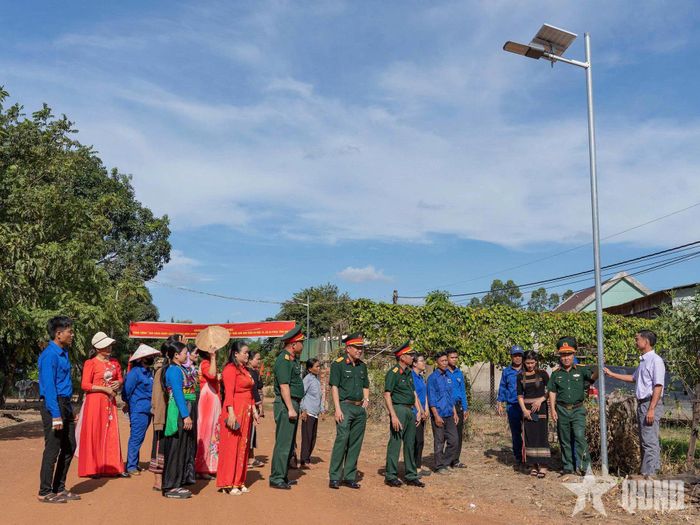 Lãnh đạo đơn vị, chính quyền địa phương và nhân dân tham quan công trình "Sao sáng buôn làng".