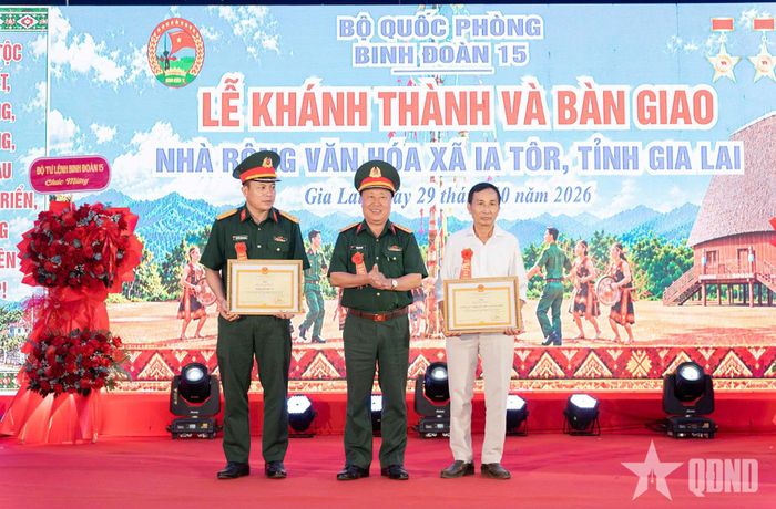 Đại tá Trần Ngọc Hải trao bằng khen của Bộ tư lệnh Binh đoàn 15 tặng các tập thể có thành tích trong xây dựng Nhà rông văn hóa xã Ia Tôr.