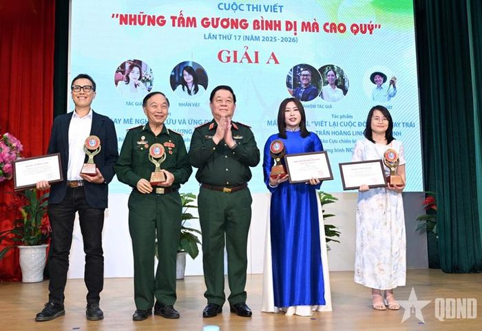 Đại tướng Nguyễn Trọng Nghĩa, Ủy viên Bộ Chính trị, Bí thư Trung ương Đảng, Ủy viên Thường vụ Quân ủy Trung ương, Chủ nhiệm Tổng cục Chính trị trao giải A tặng tác giả và nhân vật. (Tác giả Lê Kim Phượng (thứ 2, từ phải sang) và PGS, TS Nguyễn Phi Lê (ngoài cùng, bên phải). Ảnh: TRỌNG HẢI
