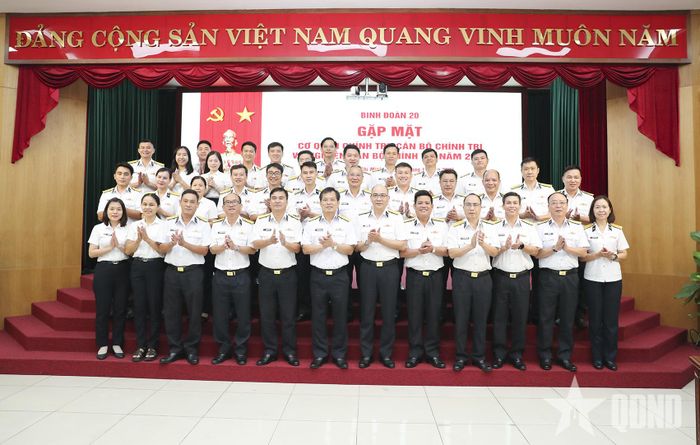 Các đại biểu chụp ảnh lưu niệm.