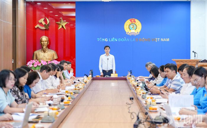 Đồng chí Ngọ Duy Hiểu, Phó chủ tịch Thường trực Tổng Liên đoàn Lao động Việt Nam, chủ trì hội thảo. Ảnh: HỮU CHÁNH
