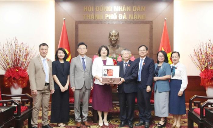 Đồng chí Nguyễn Đức Dũng tặng quà lưu niệm bà Lý Vy Vy.