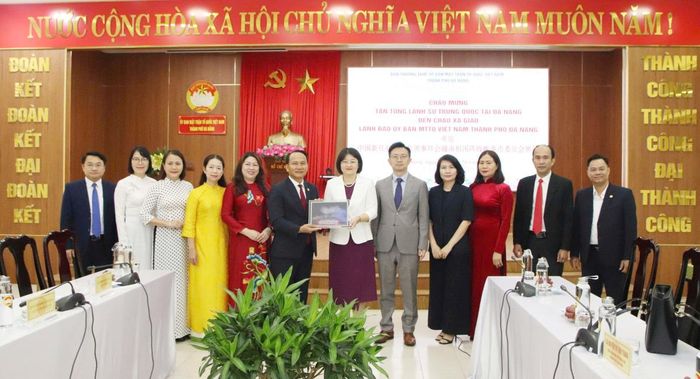 Đồng chí Nguyễn Đình Vĩnh tặng quà lưu niệm bà Lý Vy Vy.