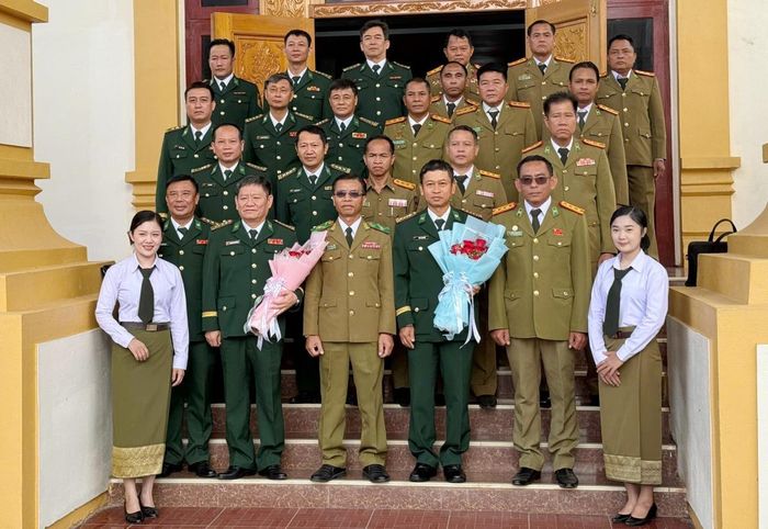 Lãnh đạo các bên chụp hình lưu niệm.