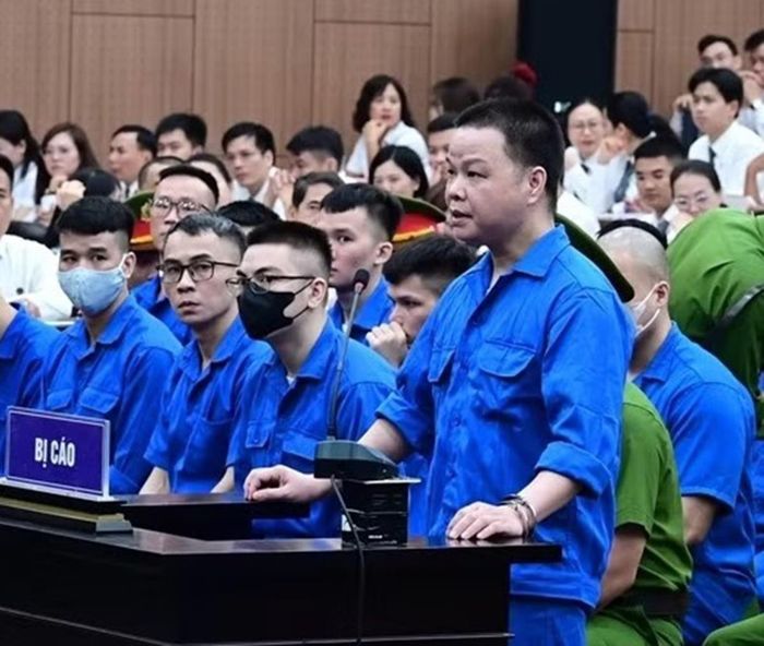 Hai bị cáo Phó Đức Nam và Lê Khắc Ngọ tại phiên tòa.