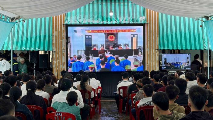 TAND TP Huế phối hợp với Công an TP Huế triệu tập 250 thanh thiếu niên trên địa bàn cùng với 30 sinh viên Trường đại học Luật, Đại học Huế tham dự phiên tòa.