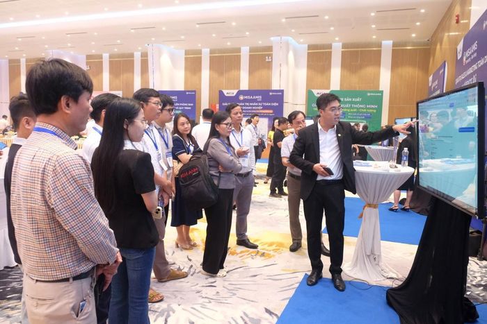 Các đại biểu tham quan các gian hàng tại buổi hội thảo.