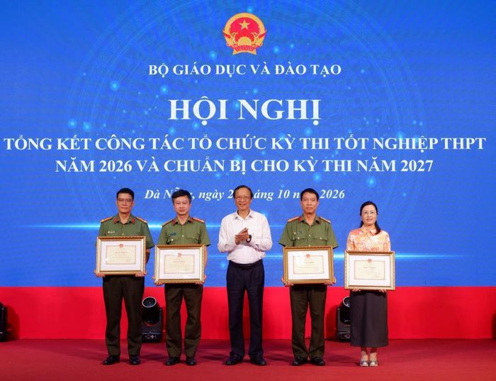 Bộ GD-ĐT tặng Bằng khen cho các cá nhân có thành tích xuất sắc trong công tác tổ chức Kỳ thi 2026. Ảnh: P.T