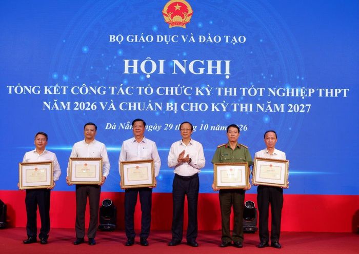 Bộ GD-ĐT tặng Bằng khen cho các tập thể có nhiều đóng góp tạo trong Kỳ thi 2026. Ảnh: P.T