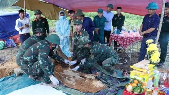 Bộ Chỉ huy Quân sự TP Huế tiến hành cất bốc hài cốt liệt sĩ được tìm thấy.